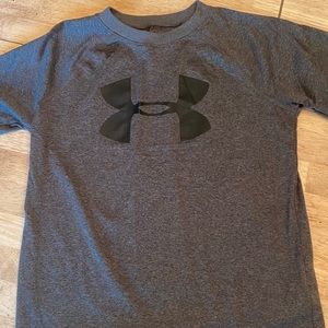 Boys Short sleeve sz M Under Armour athletic shirt